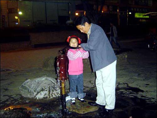 부녀가 으스름한 밤에 펌프질-작두질로 물을 뽑아내고 있다. 마냥 신기해하는 아이와 오랜 친구를 만난듯 반가워하는 아저씨가 보기 좋았다. 과천에서 지난 여름. 